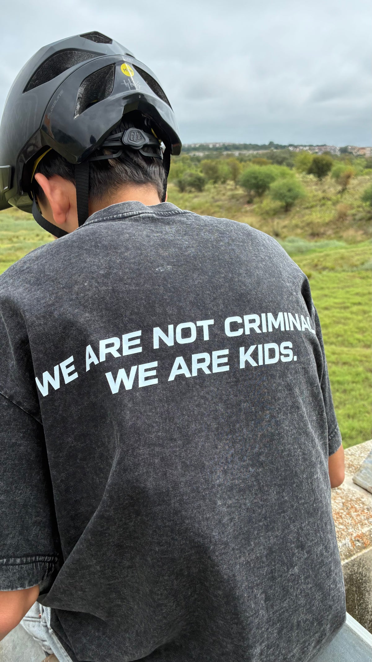 Copemoto “We are kids, not criminals” baggy washed Tee